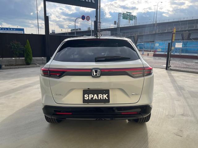 ヴェゼル ｅ：ＨＥＶ　Ｚ・ＰＬａＹパッケージ　登録済未使用車／パノラマルーフ／電動リアゲート／追従クルコン／ステアリングヒーター／ブラインドスポットモニター／ワイヤレス充電／シートヒーター／ステアリングサポート／ＰＤＣ／ＥＴＣ２．０／バックカメラ（12枚目）