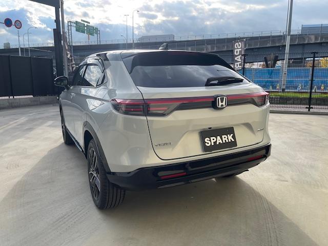 ヴェゼル ｅ：ＨＥＶ　Ｚ・ＰＬａＹパッケージ　登録済未使用車／パノラマルーフ／電動リアゲート／追従クルコン／ステアリングヒーター／ブラインドスポットモニター／ワイヤレス充電／シートヒーター／ステアリングサポート／ＰＤＣ／ＥＴＣ２．０／バックカメラ（13枚目）