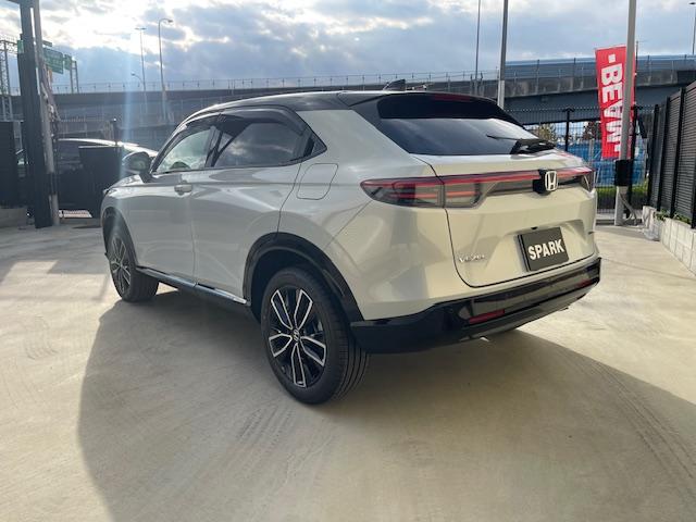 ヴェゼル ｅ：ＨＥＶ　Ｚ・ＰＬａＹパッケージ　登録済未使用車／パノラマルーフ／電動リアゲート／追従クルコン／ステアリングヒーター／ブラインドスポットモニター／ワイヤレス充電／シートヒーター／ステアリングサポート／ＰＤＣ／ＥＴＣ２．０／バックカメラ（14枚目）