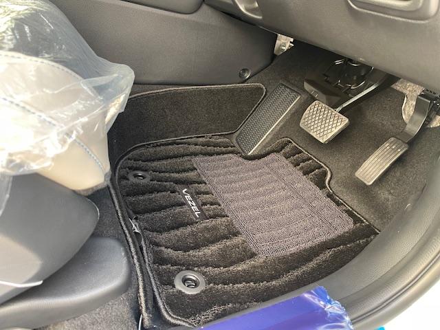 ヴェゼル ｅ：ＨＥＶ　Ｚ・ＰＬａＹパッケージ　登録済未使用車／パノラマルーフ／電動リアゲート／追従クルコン／ステアリングヒーター／ブラインドスポットモニター／ワイヤレス充電／シートヒーター／ステアリングサポート／ＰＤＣ／ＥＴＣ２．０／バックカメラ（26枚目）