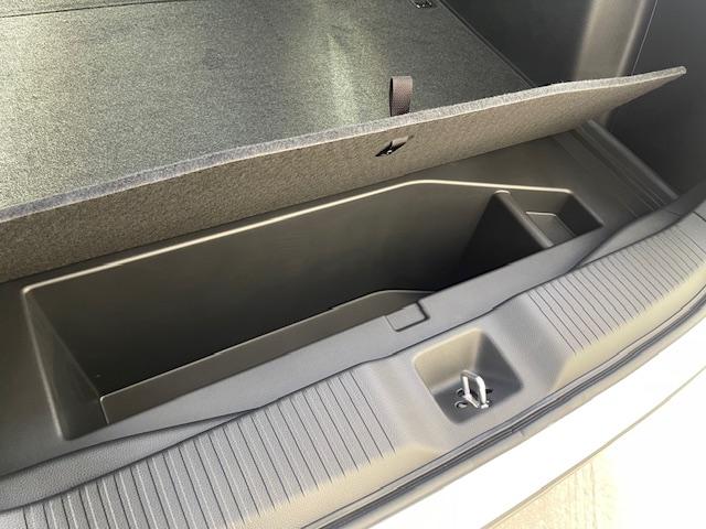 ヴェゼル ｅ：ＨＥＶ　Ｚ・ＰＬａＹパッケージ　登録済未使用車／パノラマルーフ／電動リアゲート／追従クルコン／ステアリングヒーター／ブラインドスポットモニター／ワイヤレス充電／シートヒーター／ステアリングサポート／ＰＤＣ／ＥＴＣ２．０／バックカメラ（40枚目）