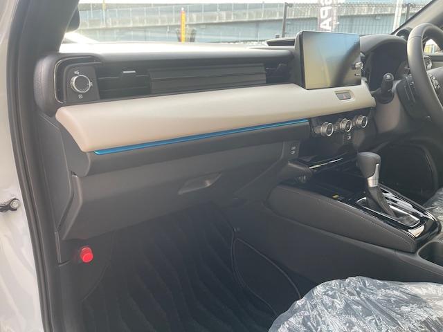 ヴェゼル ｅ：ＨＥＶ　Ｚ・ＰＬａＹパッケージ　登録済未使用車／パノラマルーフ／電動リアゲート／追従クルコン／ステアリングヒーター／ブラインドスポットモニター／ワイヤレス充電／シートヒーター／ステアリングサポート／ＰＤＣ／ＥＴＣ２．０／バックカメラ（49枚目）