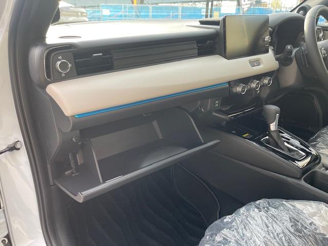 ヴェゼル ｅ：ＨＥＶ　Ｚ・ＰＬａＹパッケージ　登録済未使用車／パノラマルーフ／電動リアゲート／追従クルコン／ステアリングヒーター／ブラインドスポットモニター／ワイヤレス充電／シートヒーター／ステアリングサポート／ＰＤＣ／ＥＴＣ２．０／バックカメラ（50枚目）