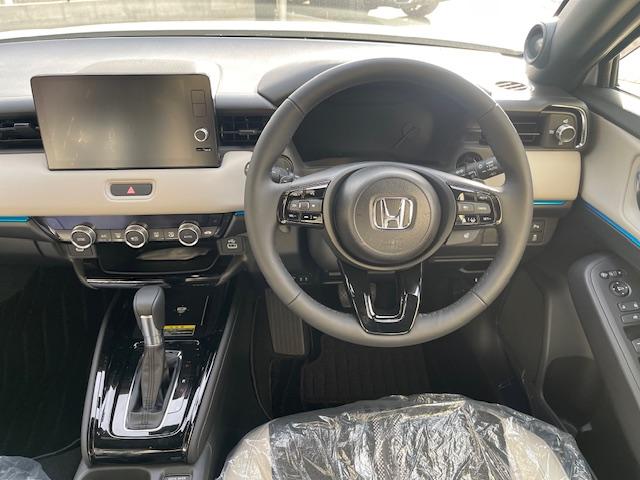 ヴェゼル ｅ：ＨＥＶ　Ｚ・ＰＬａＹパッケージ　登録済未使用車／パノラマルーフ／電動リアゲート／追従クルコン／ステアリングヒーター／ブラインドスポットモニター／ワイヤレス充電／シートヒーター／ステアリングサポート／ＰＤＣ／ＥＴＣ２．０／バックカメラ（55枚目）