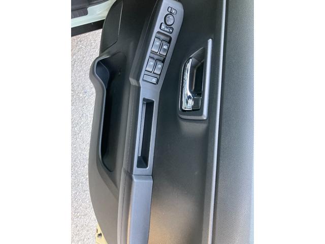 タフト Ｇターボ　ダーククロムベンチャー　ｅｃｏ　ＩＤＬＥレス　軽自動車　衝突安全ボディ　衝突被害軽減ブレーキ　ＬＥＤヘッドランプ　プッシュスタートボタン　クリアランスソナー　ディスプレイオーディオ　バックカメラ　電動パーキング　シートヒーター　ガラスルーフ（10枚目）