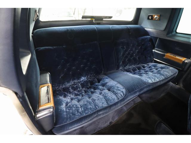 キャデラックフリートウッド ブロアム　クーペ／１９８１ｙ／ハイドロ歴無し／正規ディーラー車／整備記録簿、計２３枚有り／モケットダブルクッションシート／実走行／電動サンルーフ／外装ＮＥＷリペイント（17枚目）