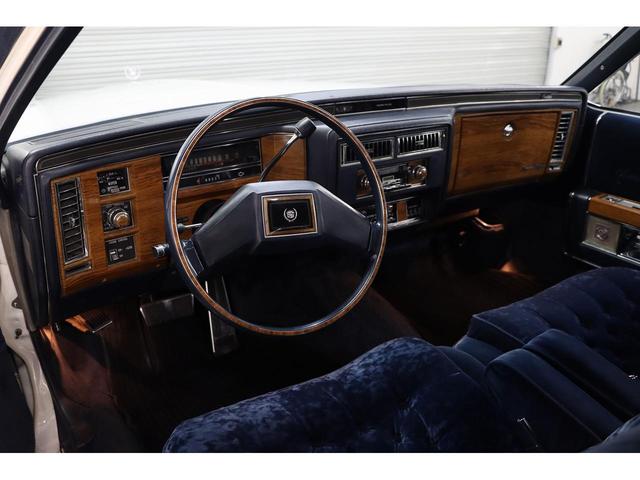 キャデラックフリートウッド ブロアム　クーペ／１９８１ｙ／ハイドロ歴無し／正規ディーラー車／整備記録簿、計２３枚有り／モケットダブルクッションシート／実走行／電動サンルーフ／外装ＮＥＷリペイント（22枚目）