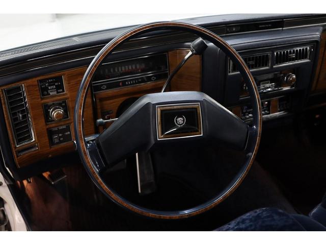 キャデラックフリートウッド ブロアム　クーペ／１９８１ｙ／ハイドロ歴無し／正規ディーラー車／整備記録簿、計２３枚有り／モケットダブルクッションシート／実走行／電動サンルーフ／外装ＮＥＷリペイント（25枚目）