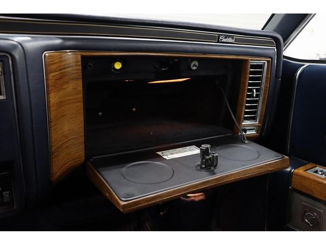 キャデラックフリートウッド ブロアム　クーペ／１９８１ｙ／ハイドロ歴無し／正規ディーラー車／整備記録簿、計２３枚有り／モケットダブルクッションシート／実走行／電動サンルーフ／外装ＮＥＷリペイント（28枚目）