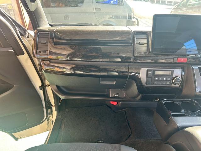 レジアスエースバン スーパーGL ダークプライム フルエアロ 内装レザー張替 ファブレス19インチ エアサス公認 8ナンバー工作車(20枚目)