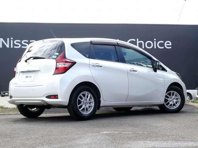 ノート 1.2 メダリスト X メモリーナビ アラウンドビューモニター バックモニター 車線逸脱警報装置 360°モニター LEDヘッド サイドカメラ インテリキー Iストップ ワンオーナー デュアルエアバック キーレス イモビライザー ETC車載器 オートエアコン(2枚目)