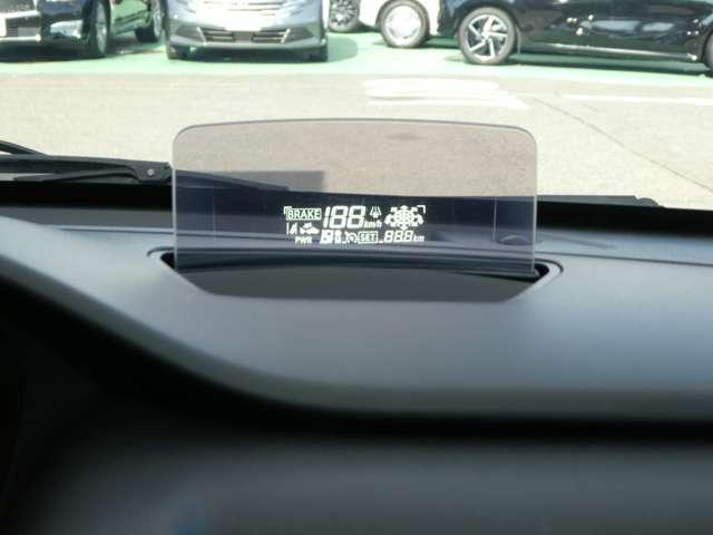 �^�]�Ȃ̎����ړ������Ȃ�����w�b�h�A�b�v�f�B�X�v���[�ɂ͎ԑ���V�t�g�|�W�V�����A�O���Փˌx���쓮�󋵁A�Ԑ���E�x��A�����x���Ȃǂ̏���\���B�f�B�X�v���[���g�p���Ȃ��ꍇ�ɂ͎��[�\�B