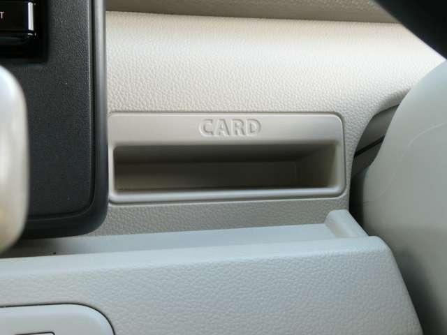 �e��`�P�b�g��J�[�h�Ȃǂ����[�ł���J�[�h�z���_�[�B