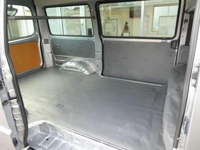 ボンゴバン ＤＸ　低床　ハイルーフ　積載量１１５０ｋｇ　運転席・助手席エアバック　ＡＢＳ　マニュアルエアコン　前席パワーウィンドウ　ＡＭ／ＦＭラジオ　プライバシーガラス　マツダ純正前方ドラレコ　日産ワイド保証１年（6枚目）
