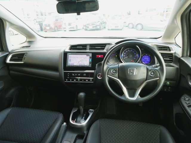 フィット １．３　１３Ｇ　Ｆパッケージ　ファインエディション　インテリキー　１オ－ナ－　イモビライザー　ＡＵＴＯエアコン　Ｒカメラ　ワンセグテレビ　パワーウインドウ　パワーステアリング　ダブルエアバック　サイドエアバック　ドライブレコーダー付　エアバッグ　ＡＢＳ（4枚目）