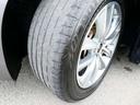 タイヤサイズは225/55R17のランフラットタイヤを装備。空気圧センサー付きで、メーター内のディスプレイでモニターできます。製造2019年製。劣化がございます交換もご相談ください。