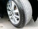 タイヤサイズは225/55R17のランフラットタイヤを装備。空気圧センサー付きで、メーター内のディスプレイでモニターできます。製造2019年製。劣化がございます交換もご相談ください。