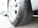 タイヤサイズは225/55R17のランフラットタイヤを装備。空気圧センサー付きで、メーター内のディスプレイでモニターできます。製造2019年製。劣化がございます交換もご相談ください。