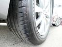 タイヤサイズは225/55R17のランフラットタイヤを装備。空気圧センサー付きで、メーター内のディスプレイでモニターできます。製造2019年製。劣化がございます交換もご相談ください。