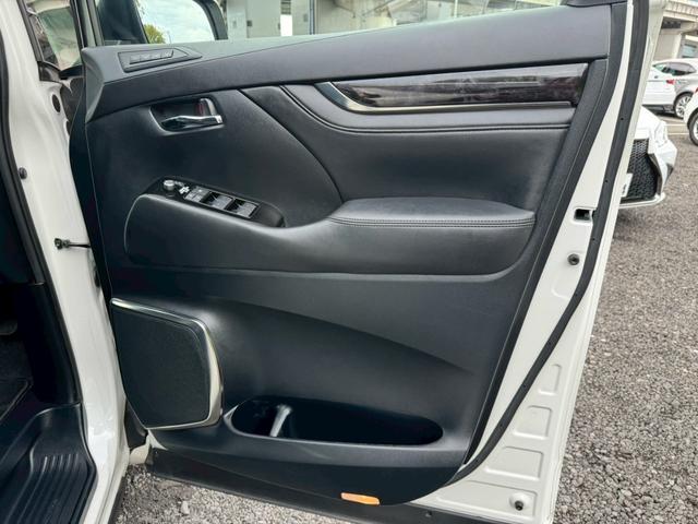 アルファード 2.5S Cパッケージ /ツインムーンルーフ/衝突軽減/デジタルインナーミラー/BSM/レーダークルーズ/レーンキープ/コーナーセンサ/パワーバックドア/シートエアコン/パワーシート/電動格納ミラー/バックカメラ/USB接続(28枚目)