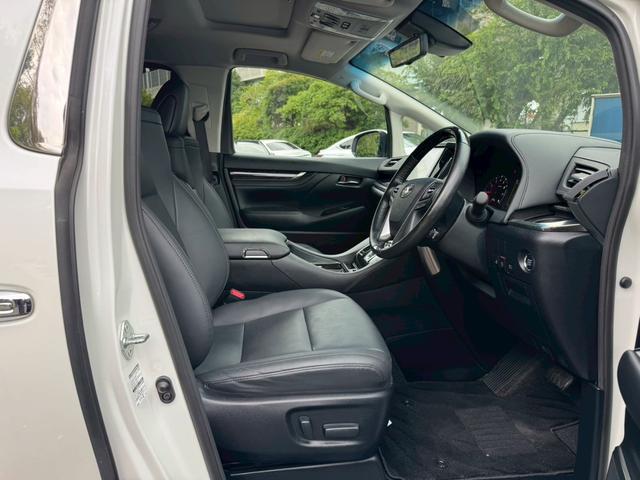 アルファード 2.5S Cパッケージ /ツインムーンルーフ/衝突軽減/デジタルインナーミラー/BSM/レーダークルーズ/レーンキープ/コーナーセンサ/パワーバックドア/シートエアコン/パワーシート/電動格納ミラー/バックカメラ/USB接続(31枚目)