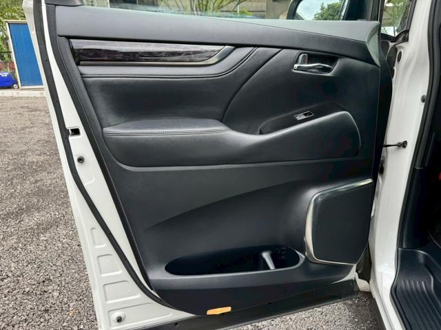 アルファード 2.5S Cパッケージ /ツインムーンルーフ/衝突軽減/デジタルインナーミラー/BSM/レーダークルーズ/レーンキープ/コーナーセンサ/パワーバックドア/シートエアコン/パワーシート/電動格納ミラー/バックカメラ/USB接続(75枚目)