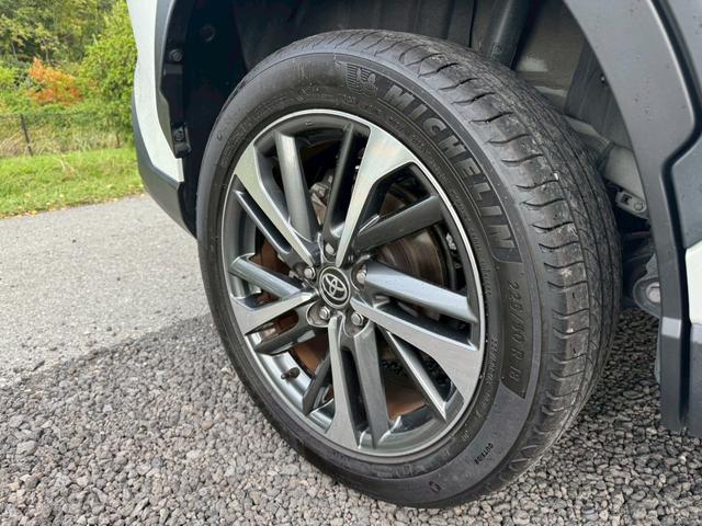 カローラクロス ハイブリッド　Ｚ　／衝突軽減／レーダークルーズ／レーンキープ／コーナーセンサー／シートヒータ／パワーバックドア／ディスプレイオーディオ／オートライト／プッシュスタート／電動格納ミラー／パワーシート／バックカメラ／ＥＴＣ（24枚目）