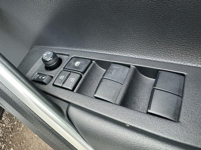 カローラクロス ハイブリッド　Ｚ　／衝突軽減／レーダークルーズ／レーンキープ／コーナーセンサー／シートヒータ／パワーバックドア／ディスプレイオーディオ／オートライト／プッシュスタート／電動格納ミラー／パワーシート／バックカメラ／ＥＴＣ（32枚目）