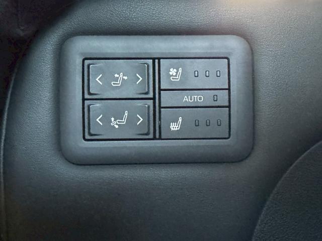 アルファード Ｚ　／フリップダウンモニタ／左右独立ムーンルーフ／デジタルインナーミラー／ＢＳＭ／衝突軽減／レーダークルーズ／レーンキープ／コーナーセンサ／全周囲カメラ／両側パワースライドドア／電動格納ミラ／ＥＴＣ２．０（60枚目）