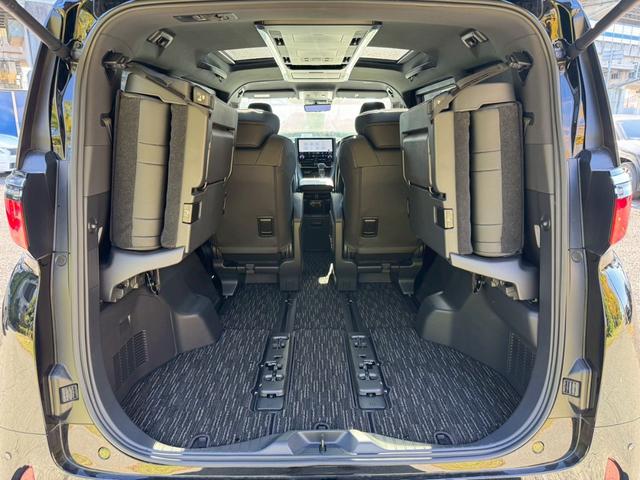 アルファード Ｚ　／フリップダウンモニタ／左右独立ムーンルーフ／デジタルインナーミラー／ＢＳＭ／衝突軽減／レーダークルーズ／レーンキープ／コーナーセンサ／全周囲カメラ／両側パワースライドドア／電動格納ミラ／ＥＴＣ２．０（70枚目）