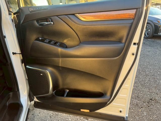 ヴェルファイア ３．５エグゼクティブラウンジ　／フリップダウンモニター／ＪＢＬサウンド／衝突軽減／レーダークルーズ／コーナーセンサー／全周囲カメラ／両側パワースライドドア／パワーバックドア／パワーシート／シートメモリ／ステアリングヒーター／ＥＴＣ（33枚目）