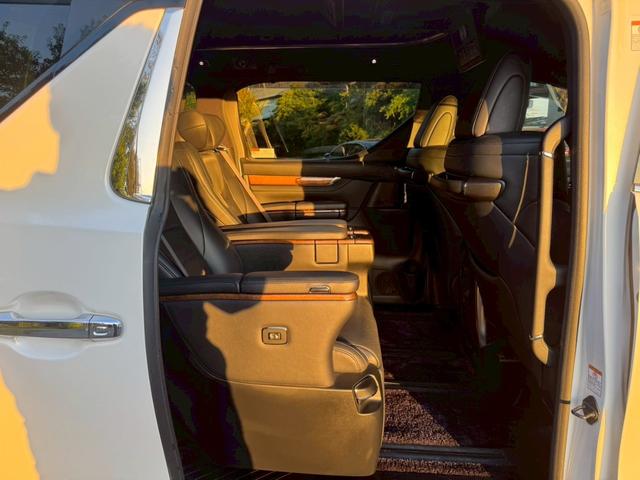 ヴェルファイア ３．５エグゼクティブラウンジ　／フリップダウンモニター／ＪＢＬサウンド／衝突軽減／レーダークルーズ／コーナーセンサー／全周囲カメラ／両側パワースライドドア／パワーバックドア／パワーシート／シートメモリ／ステアリングヒーター／ＥＴＣ（61枚目）