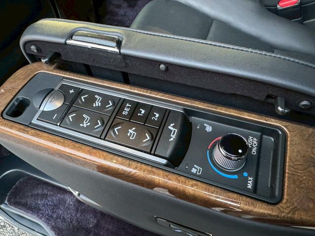 ヴェルファイア ３．５エグゼクティブラウンジ　／フリップダウンモニター／ＪＢＬサウンド／衝突軽減／レーダークルーズ／コーナーセンサー／全周囲カメラ／両側パワースライドドア／パワーバックドア／パワーシート／シートメモリ／ステアリングヒーター／ＥＴＣ（70枚目）