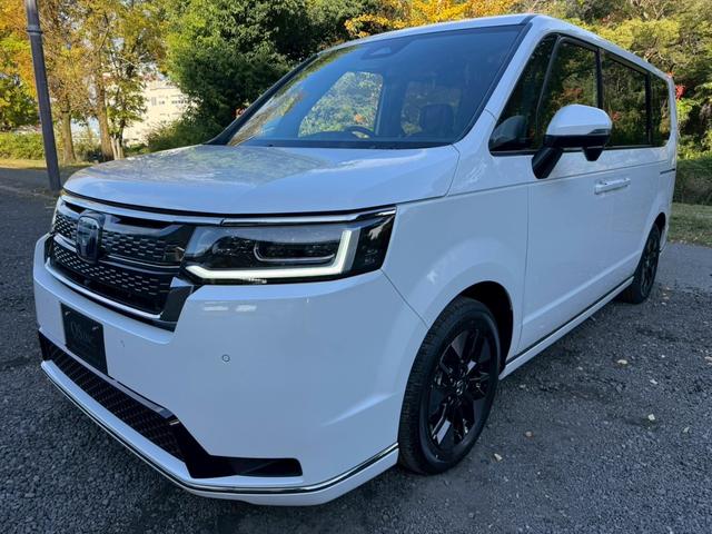 ステップワゴン ｅ：ＨＥＶスパーダ／新車未登録　／衝突軽減／レーダークルーズ／レーンキープ／両側パワースライドドア／コーナーセンサー／シートヒーター／パワーバックドア／ハーフレザーシート／オートライト／プッシュスタート／ＵＳＢ接続（6枚目）