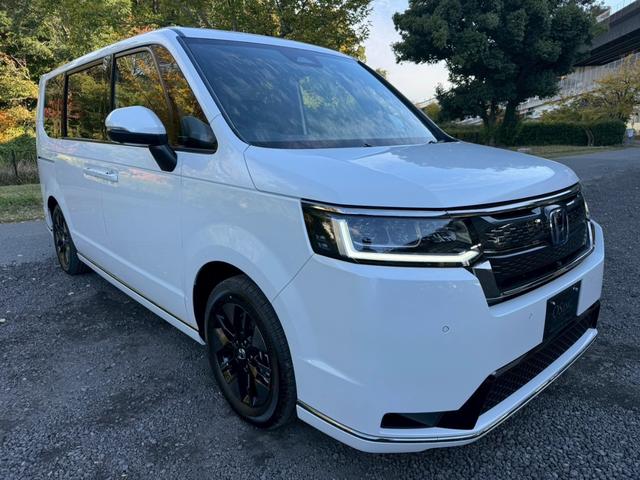 ステップワゴン ｅ：ＨＥＶスパーダ／新車未登録　／衝突軽減／レーダークルーズ／レーンキープ／両側パワースライドドア／コーナーセンサー／シートヒーター／パワーバックドア／ハーフレザーシート／オートライト／プッシュスタート／ＵＳＢ接続（14枚目）