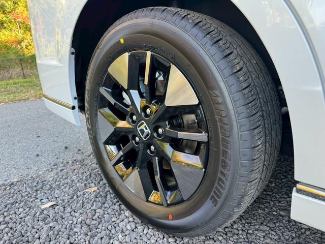 ステップワゴン ｅ：ＨＥＶスパーダ／新車未登録　／衝突軽減／レーダークルーズ／レーンキープ／両側パワースライドドア／コーナーセンサー／シートヒーター／パワーバックドア／ハーフレザーシート／オートライト／プッシュスタート／ＵＳＢ接続（27枚目）