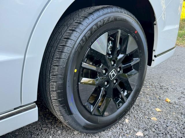 ステップワゴン ｅ：ＨＥＶスパーダ／新車未登録　／衝突軽減／レーダークルーズ／レーンキープ／両側パワースライドドア／コーナーセンサー／シートヒーター／パワーバックドア／ハーフレザーシート／オートライト／プッシュスタート／ＵＳＢ接続（29枚目）