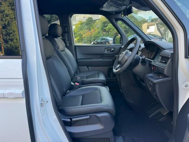 ステップワゴン ｅ：ＨＥＶスパーダ／新車未登録　／衝突軽減／レーダークルーズ／レーンキープ／両側パワースライドドア／コーナーセンサー／シートヒーター／パワーバックドア／ハーフレザーシート／オートライト／プッシュスタート／ＵＳＢ接続（31枚目）