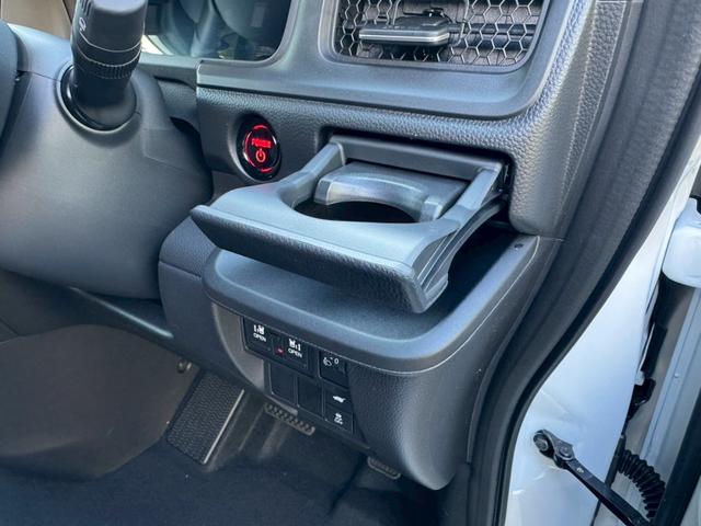 ステップワゴン ｅ：ＨＥＶスパーダ／新車未登録　／衝突軽減／レーダークルーズ／レーンキープ／両側パワースライドドア／コーナーセンサー／シートヒーター／パワーバックドア／ハーフレザーシート／オートライト／プッシュスタート／ＵＳＢ接続（38枚目）