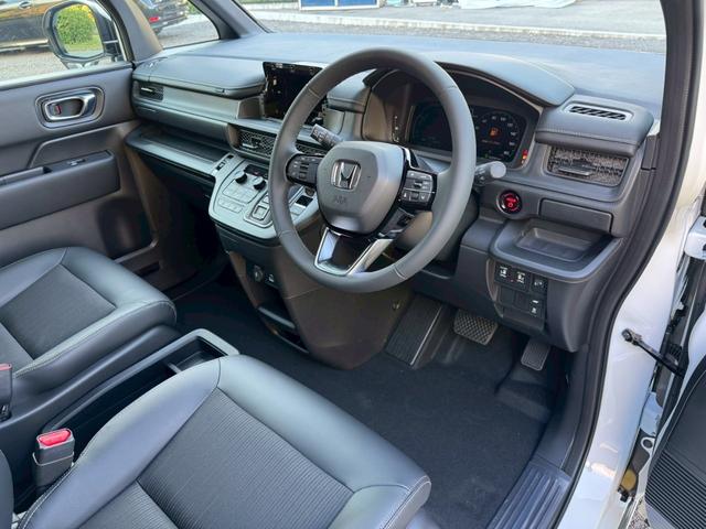 ステップワゴン ｅ：ＨＥＶスパーダ／新車未登録　／衝突軽減／レーダークルーズ／レーンキープ／両側パワースライドドア／コーナーセンサー／シートヒーター／パワーバックドア／ハーフレザーシート／オートライト／プッシュスタート／ＵＳＢ接続（39枚目）