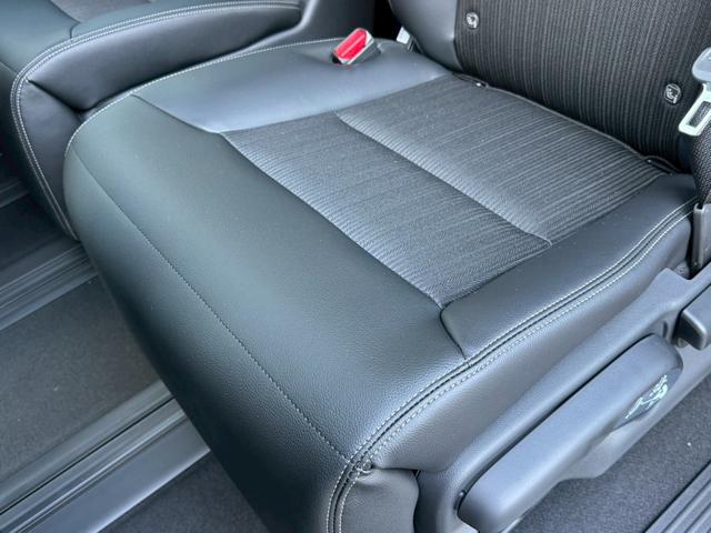 ステップワゴン ｅ：ＨＥＶスパーダ／新車未登録　／衝突軽減／レーダークルーズ／レーンキープ／両側パワースライドドア／コーナーセンサー／シートヒーター／パワーバックドア／ハーフレザーシート／オートライト／プッシュスタート／ＵＳＢ接続（65枚目）