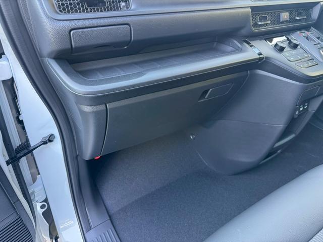 ステップワゴン ｅ：ＨＥＶスパーダ／新車未登録　／衝突軽減／レーダークルーズ／レーンキープ／両側パワースライドドア／コーナーセンサー／シートヒーター／パワーバックドア／ハーフレザーシート／オートライト／プッシュスタート／ＵＳＢ接続（75枚目）