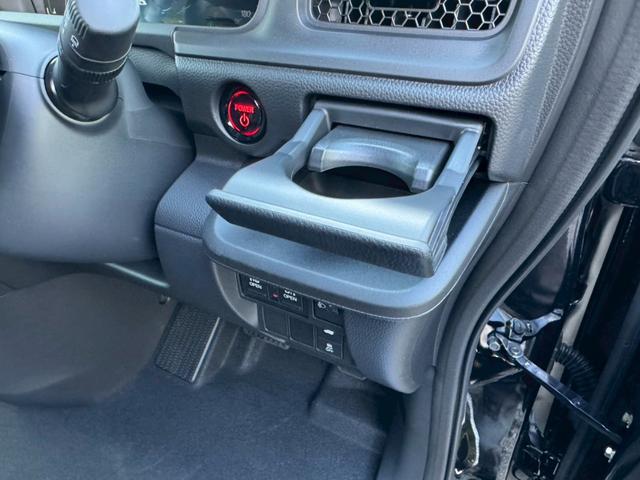 ステップワゴン e:HEVスパーダ/新車未登録 /衝突軽減/レーダークルーズ/レーンキープ/両側パワースライドドア/コーナーセンサー/シートヒーター/パワーバックドア/ハーフレザーシート/オートライト/プッシュスタート/USB接続(40枚目)