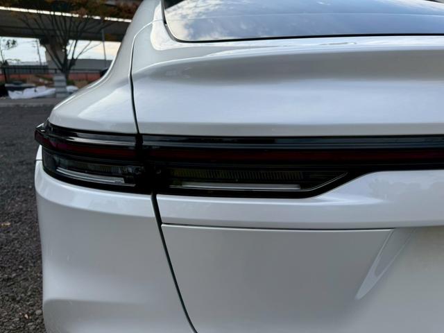 クラウン Ｚ　／ワンオーナ／アドバンスドライブ／デジタルインナーミラー／ＨＵＤ／ＢＳＭ／衝突軽減／レーダークルーズ／レーンキープ／コーナーセンサ／パワーバックドア／シートヒータ・エアコン／置くだけ充電／ＥＴＣ２．０（24枚目）