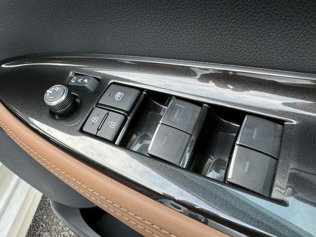 クラウン Ｚ　／ワンオーナ／アドバンスドライブ／デジタルインナーミラー／ＨＵＤ／ＢＳＭ／衝突軽減／レーダークルーズ／レーンキープ／コーナーセンサ／パワーバックドア／シートヒータ・エアコン／置くだけ充電／ＥＴＣ２．０（35枚目）