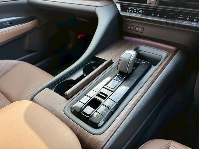 クラウン Ｚ　／ワンオーナ／アドバンスドライブ／デジタルインナーミラー／ＨＵＤ／ＢＳＭ／衝突軽減／レーダークルーズ／レーンキープ／コーナーセンサ／パワーバックドア／シートヒータ・エアコン／置くだけ充電／ＥＴＣ２．０（58枚目）