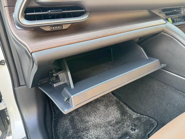 クラウン Ｚ　／ワンオーナ／アドバンスドライブ／デジタルインナーミラー／ＨＵＤ／ＢＳＭ／衝突軽減／レーダークルーズ／レーンキープ／コーナーセンサ／パワーバックドア／シートヒータ・エアコン／置くだけ充電／ＥＴＣ２．０（80枚目）