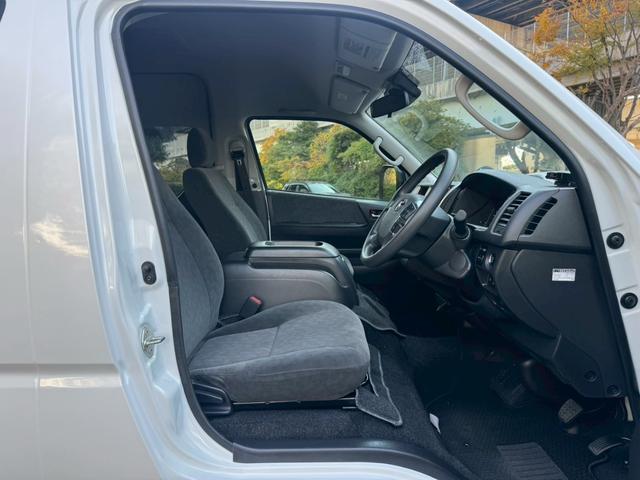 ハイエースワゴン グランドキャビン　／衝突軽減／レーンキープ／コーナーセンサ／片側パワースライドドア／プッシュスタート／ＥＴＣ／バックカメラ／Ｂｌｕｅｔｏｏｔｈ／ＵＳＢ接続／オートライト／オートマチックハイビーム／スマートキー／社外ナビ（31枚目）