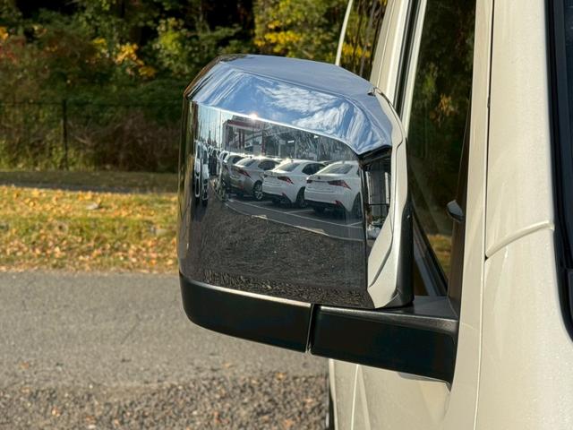 ハイエースワゴン グランドキャビン　／デジタルインナーミラー／片側パワースライドドア／衝突軽減／レーンキープ／コーナーセンサー／プッシュスタート／オートライト／オートマチックハイビーム／１００Ｖ電源／スマートキー（18枚目）