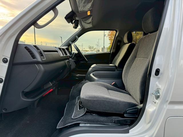 ハイエースワゴン グランドキャビン　／デジタルインナーミラー／片側パワースライドドア／衝突軽減／レーンキープ／コーナーセンサー／プッシュスタート／オートライト／オートマチックハイビーム／１００Ｖ電源／スマートキー（62枚目）